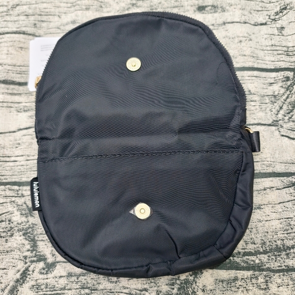 Lululemon - All Night Festival Bag - Micro 2L - Black/Gold - Picture 5 of 6